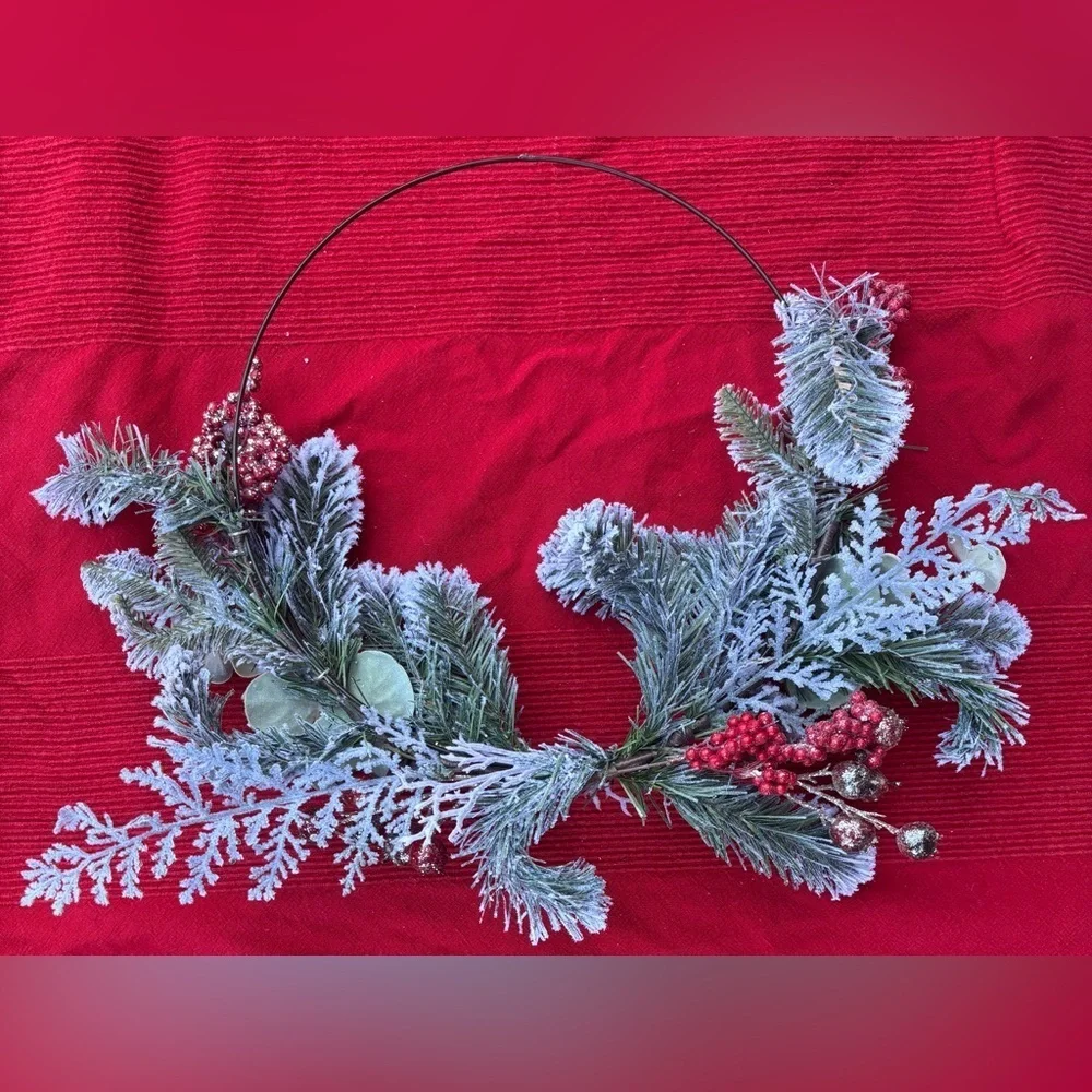 NWOT faux snowy pine, pinecones, & red berry Christmas Xmas wreath